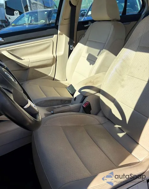 2010 Volkswagen Jetta Limited z USA, uszkodzony, nr VIN 3VWAZ7AJXAM078355